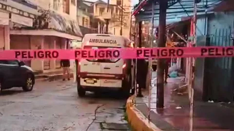 El hombre cayó en una rendija de alcantarilla en la calle Juárez, Nanchital