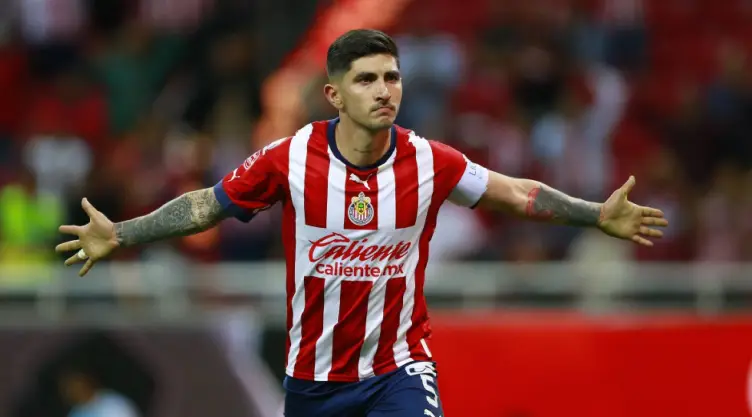 Víctor Guzman celebra su gol con las Chivas