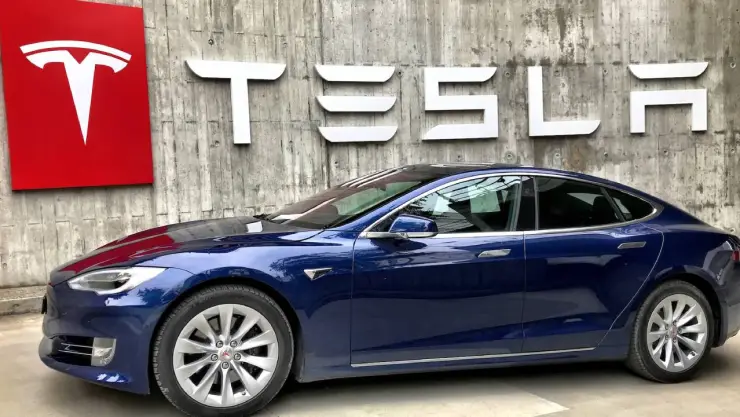 ¿Cuánto tiempo debo trabajar si quiero comprar un Tesla?