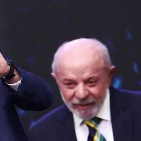 Tras perder la primera vuelta, Lula pide anular la candidatura de Bolsonaro.