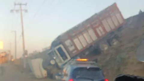 Tráiler cayó a barranco tras accidente sobre la autopista Puebla–Acatzingo hoy: Caos en caseta de Amozoc