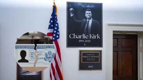 Una imagen del tamaño de un póster de Charlie Kirk se ve afuera de la oficina del representante estadounidense Addison McDowell (republicano por Carolina del Norte), en el Capitolio de los Estados Unidos en Washington e imagen de una visa rota por la mitad.
