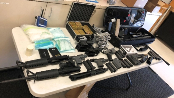 Las drogas y armas incautadas por la policía de California