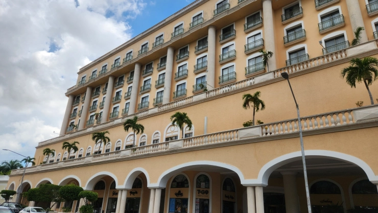 Autoridades investigan presunto FALLECIMIENTO al interior de conocido hotel de Mérida