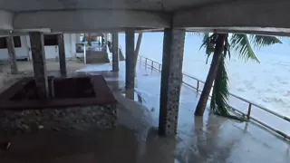 El mar irrumpe en hotel durante el paso del supertifón Fung-Wong en Filipinas