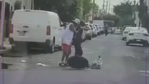 ¡Salen de las alcantarillas! Captan a una pareja salir de una alcantarilla en la colonia Artesanos