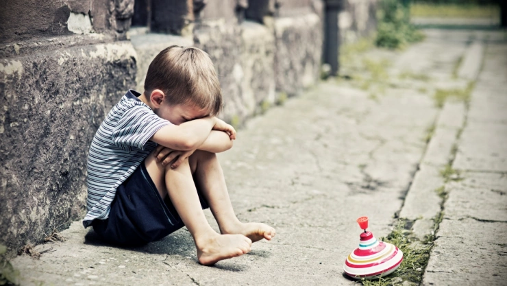 Joven le dio dinero a un niño de la calle en CDMX y enfureció al verlo caminar: “Me duele”