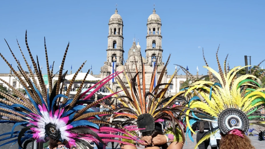 Danzantes con sus penachos frente a la Basílica de Zapopan durante el día de la Romería