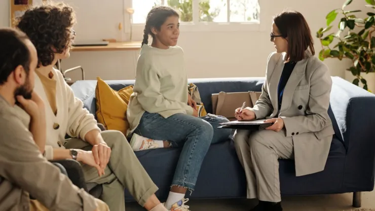 Una trabajadora social habla con una adolescente adoptada.