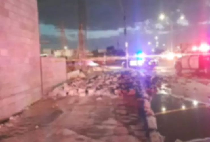 Barda cae sobre niña