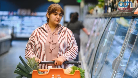 Joven haciendo compras en un supermercado