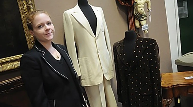 Subastan traje de Lennon en 46 mil dólares