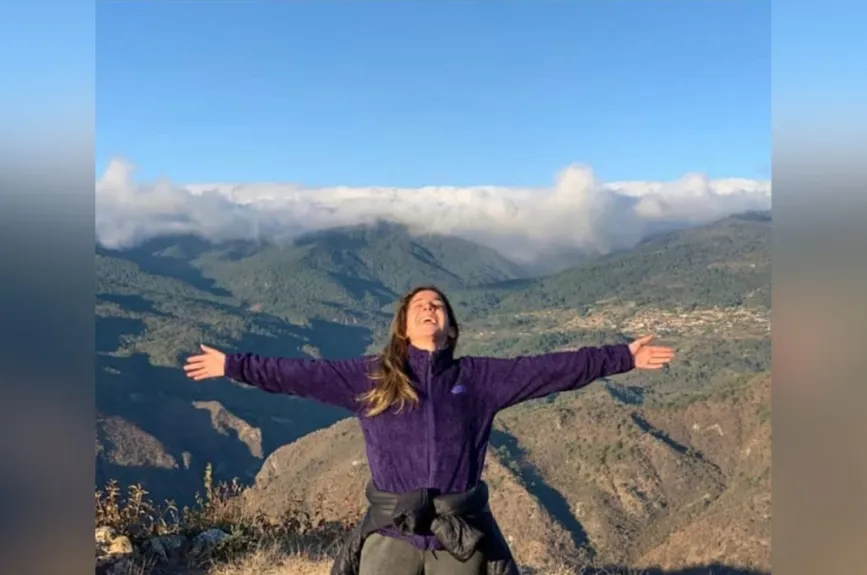 Tamara Niño de Rivera rompe estereotipos al interpretar a Sofía Salabeth, conocida entre los criminales como “Lady Placa”. Su actitud desafiante y su forma directa de enfrentar al crimen la han convertido en una figura popular entre los fans.