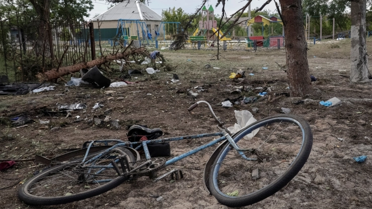 Tragedia en Donetsk: ataque aéreo ruso contra el pueblo de Yarova deja 24 muertos y 19 heridos. Ucrania exige más sanciones contra Moscú.