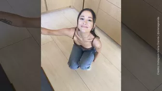 Ariana foto en el espejo.jpg