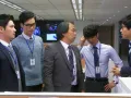 A través del episodio, la narrativa sutilmente muestra cómo Min-joon se va involucrando en el caos adorable de la vida de Song-yi, aunque trate de mantener su distancia emocional intacta.