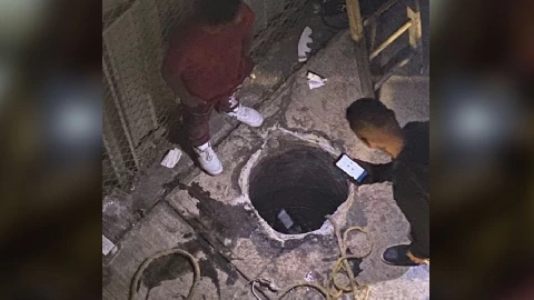 Jóvenes caen en alcantarilla