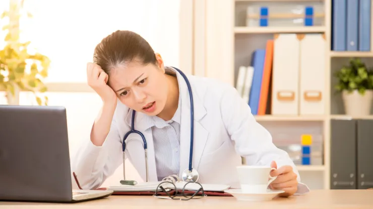 Mujer estresada por exceso de trabajo