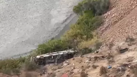 Autobús cae al barranco en Perú.jpg
