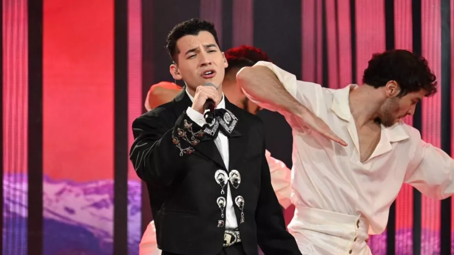 mario giron canta cielo rojo en el noveno concierto de la academia