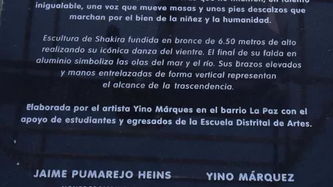 placa de estatua de shakira en su ciudad natal