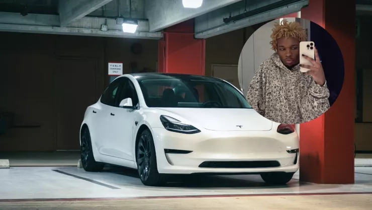 Auto tesla de color blanco y foto del cantante D4vd.