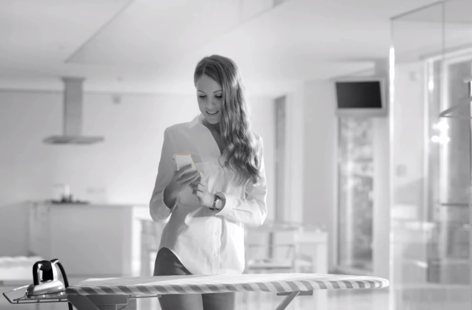 La marca Kazam lanzó un comercial para anunciar el celular más delgado del mundo, pero las autoridades de Reino Unido consideraron la publicidad como sexista.