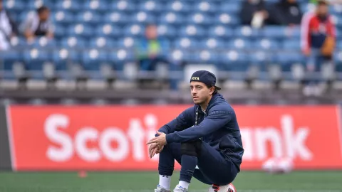 Alan Mozo sentado en un balón de futbol durante un entrenamiento con Pumas