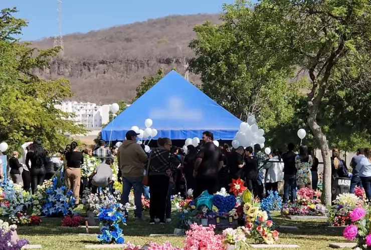Sepultan a familia asesinada en Los Ángeles, Culiacán