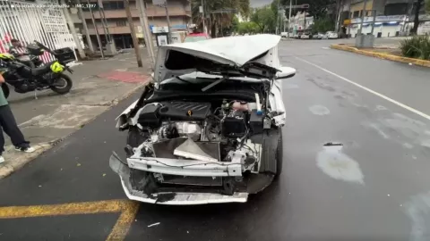 Así quedó el auto destrozado tras enredarse en un cable del Trolebús en la colonia Narvarte, alcaldía Benito Juárez
