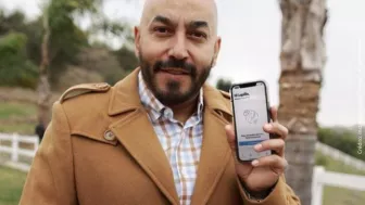 Lupillo Rivera muestra su celular..jpg