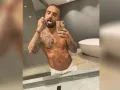 Maluma frente al espejo..jpg