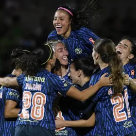 América Femenil festeja triunfo en Liguilla.jpg
