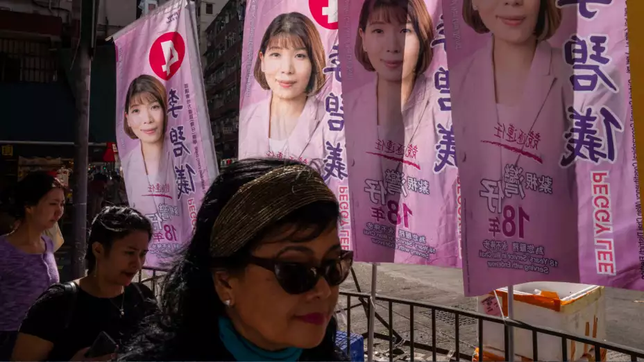Carteles de campaña para elecciones en Hong Kong