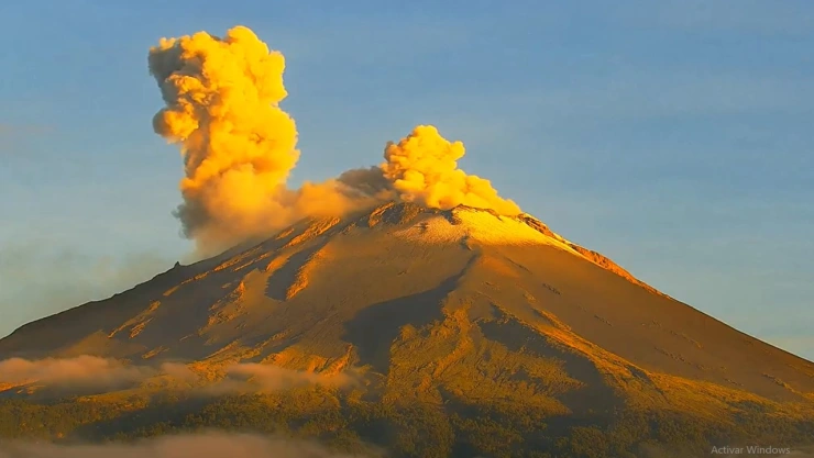 Captan particular forma en impresionante fumarola del volcán Popocatépetl