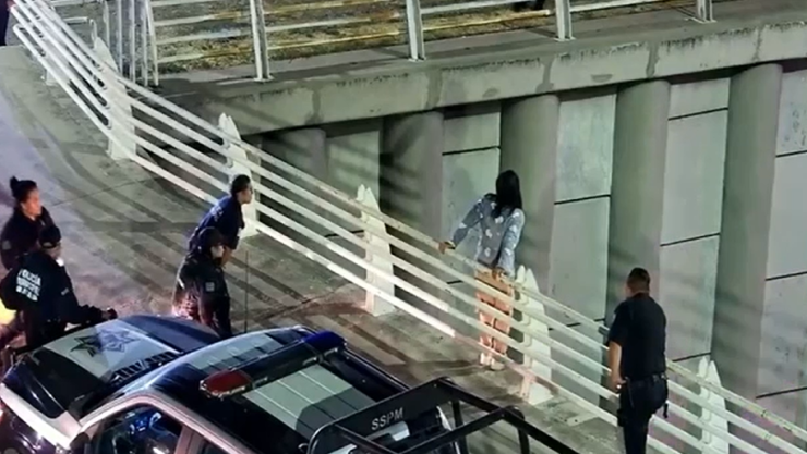 Mujer intenta aventarse de un puente en San Juan del Río tras crisis nerviosa