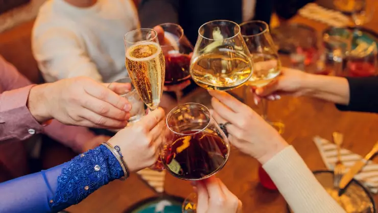 personas brindan mientras toman alcohol en una salida nocturna