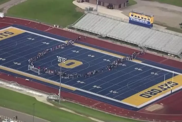 Estudiantes protestan por tiroteo que dejó más de 20 muertos en Texas.