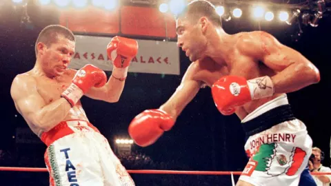 Julio Cesar ChavezChavez vs Oscar de la Hoya