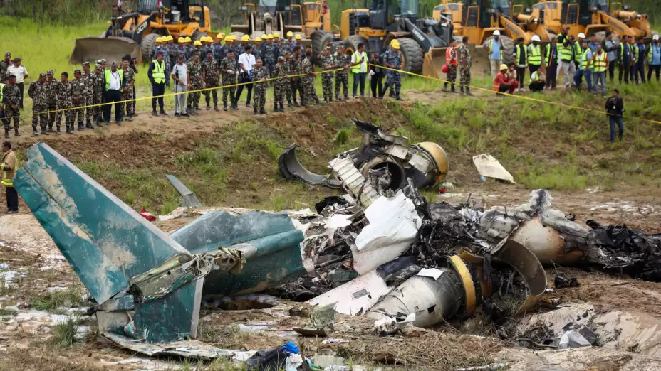 Escena de una avioneta que se estrelló en Nepal.