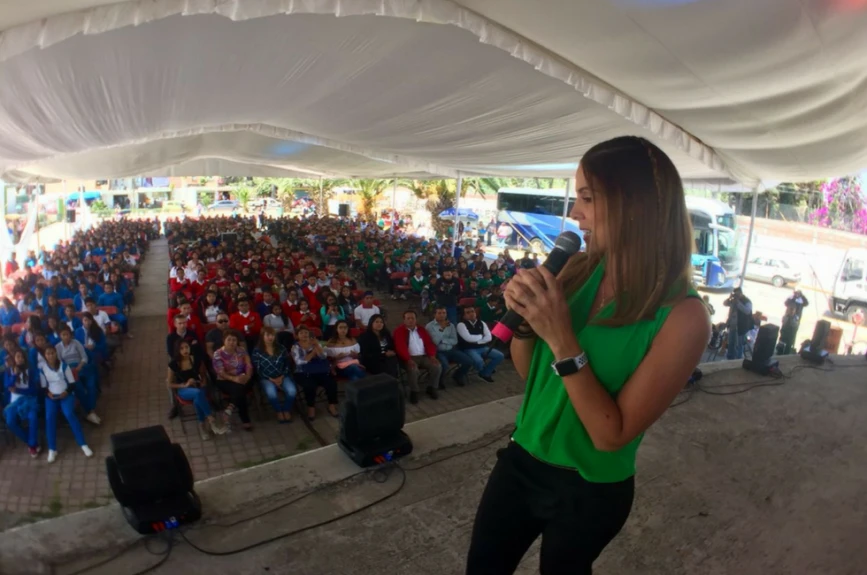 Adianez interactuando con los jóvenes de Teoloyucan