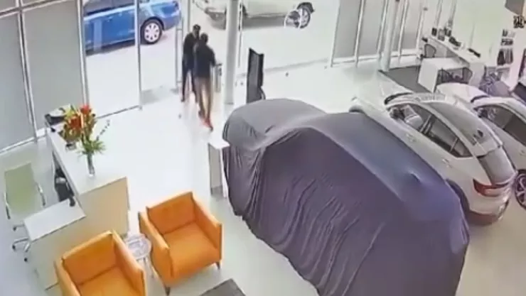 Roban autos en concesionaria de León