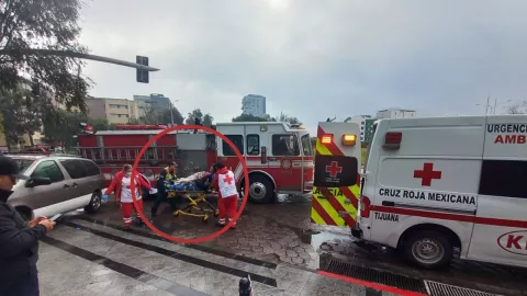 Hombre pide ayuda tras crisis convulsiva en Paseo del Centenario Zona Río de Tijuana hoy viernes 7 de febrero de 2025.