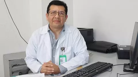 El especialista en neurología adscrito al HGZ No. 46, doctor Carlos Blaisdell Vidal