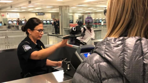 ¿Es legal que en los aeropuertos de Estados Unidos me revisen el celular o laptos para ingresar al país?