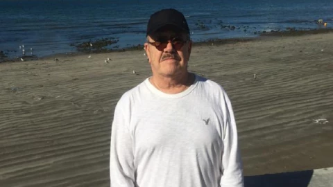 Pedrito Sola pasea por playas de Mazatlán
