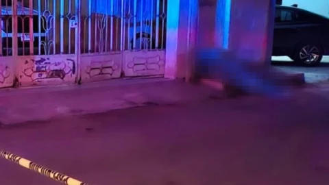 Hallan HOMBRE SIN VIDA junto a una botella en las calles de Pisté y alerta a los vecinos