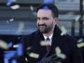 El alcalde de la ciudad de Nueva York, Zohran Mamdani, reacciona ante la caída de confeti durante su ceremonia de investidura en la ciudad de Nueva York, EE. UU
