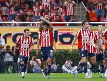 Jugadores de Chivas celebran ante Puebla