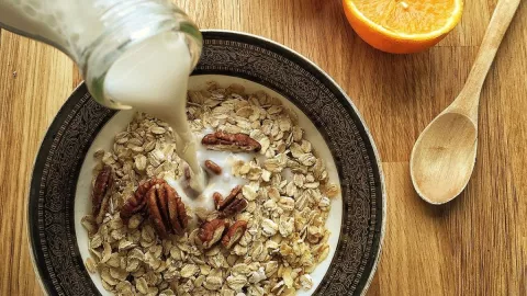 Esto pasa si tomas agua de avena con canela